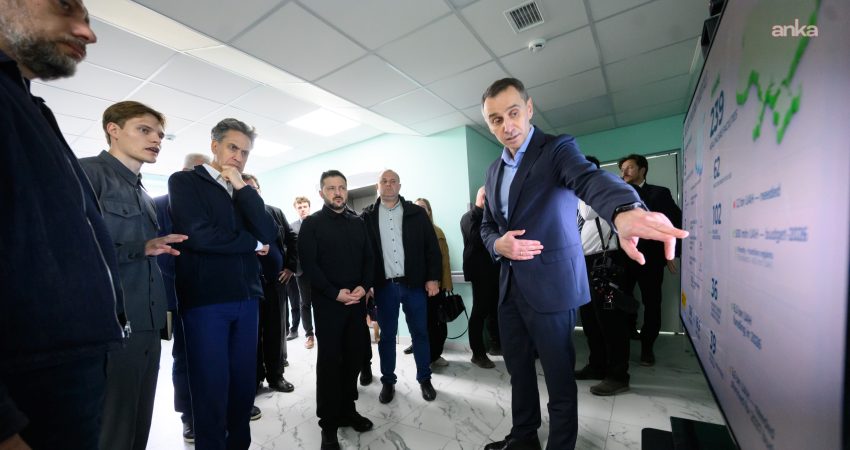 Zelenskiy, İngiltere Dışişleri Bakanı Miliband ile Rus saldırısında yaralananları ziyaret etti Ukrayna Devlet Başkanı Volodimir Zelenskiy, İngiltere Dışişleri Bakanı Ed Miliband
