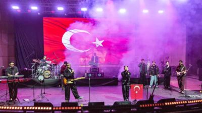 Etimesgut’ta Cumhuriyet’in 103. yıl dönümü, Cumhuriyet Meydanı’nda düzenlenen tören ve